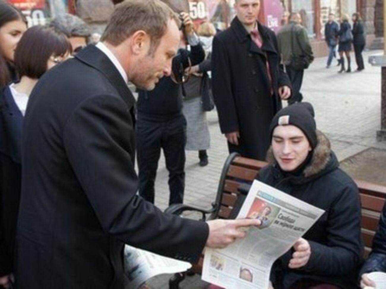 Датский министр Лидегор помогал начинающим журналистам раздавать газеты в центре Киева