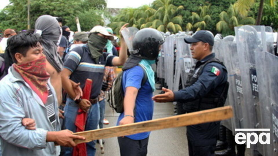 Участники акции также выражали протест против действующего президента Мексики