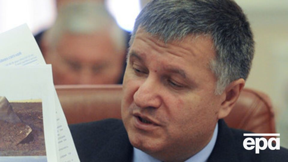 По мнению Авакова, украинских добровольцев намеренно дискредитируют