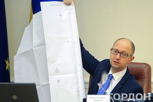 Яценюк: Россия должна освободить украинских политзаключенных