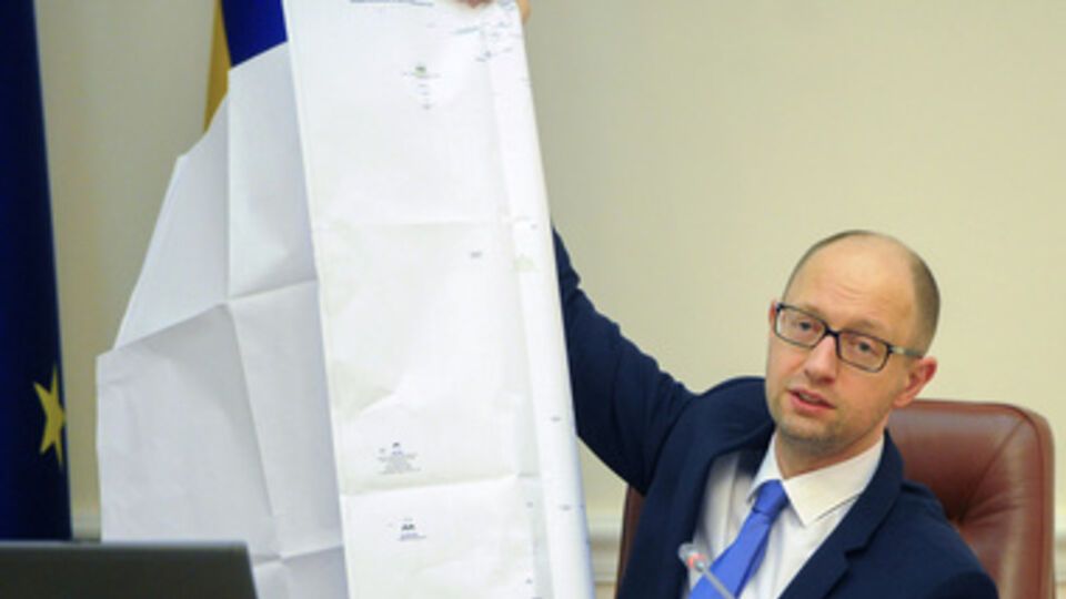 Яценюк: Россия должна освободить украинских политзаключенных