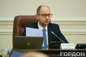 Яценюк заявил о необходимости принятия "жестких кадровых решений" в Минобороны