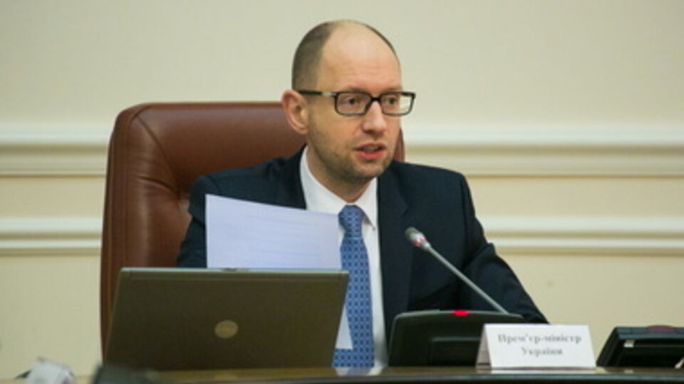 Яценюк заявил о необходимости принятия "жестких кадровых решений" в Минобороны