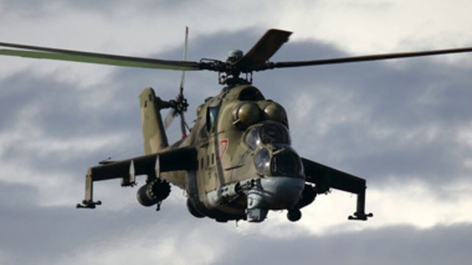 В районе крушения вертолета, по данным СМИ, идет бой