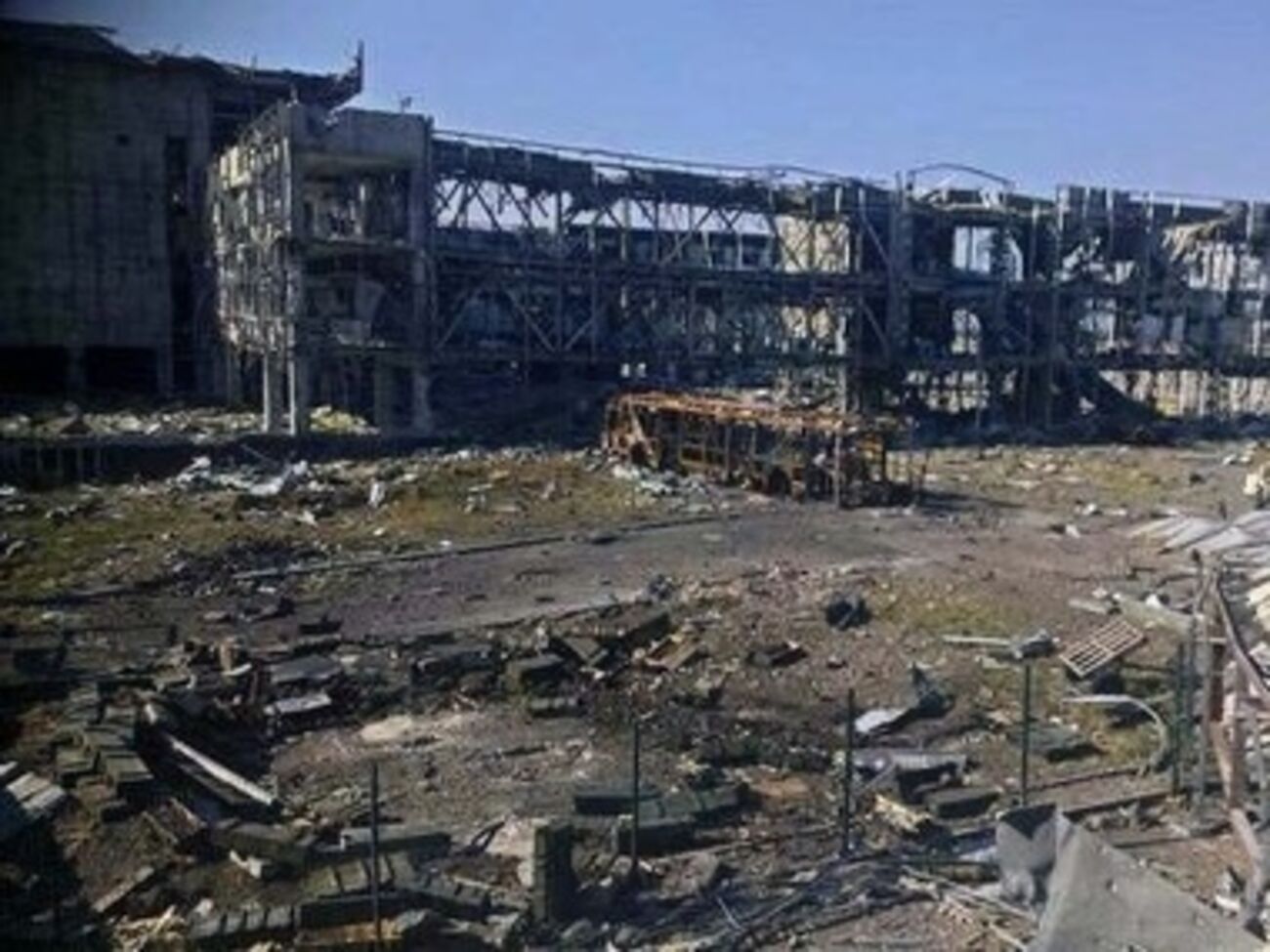 Защитники аэропорта отбили атаку боевиков