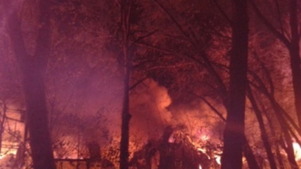 Возле метро "Шулявская" начался сильный пожар