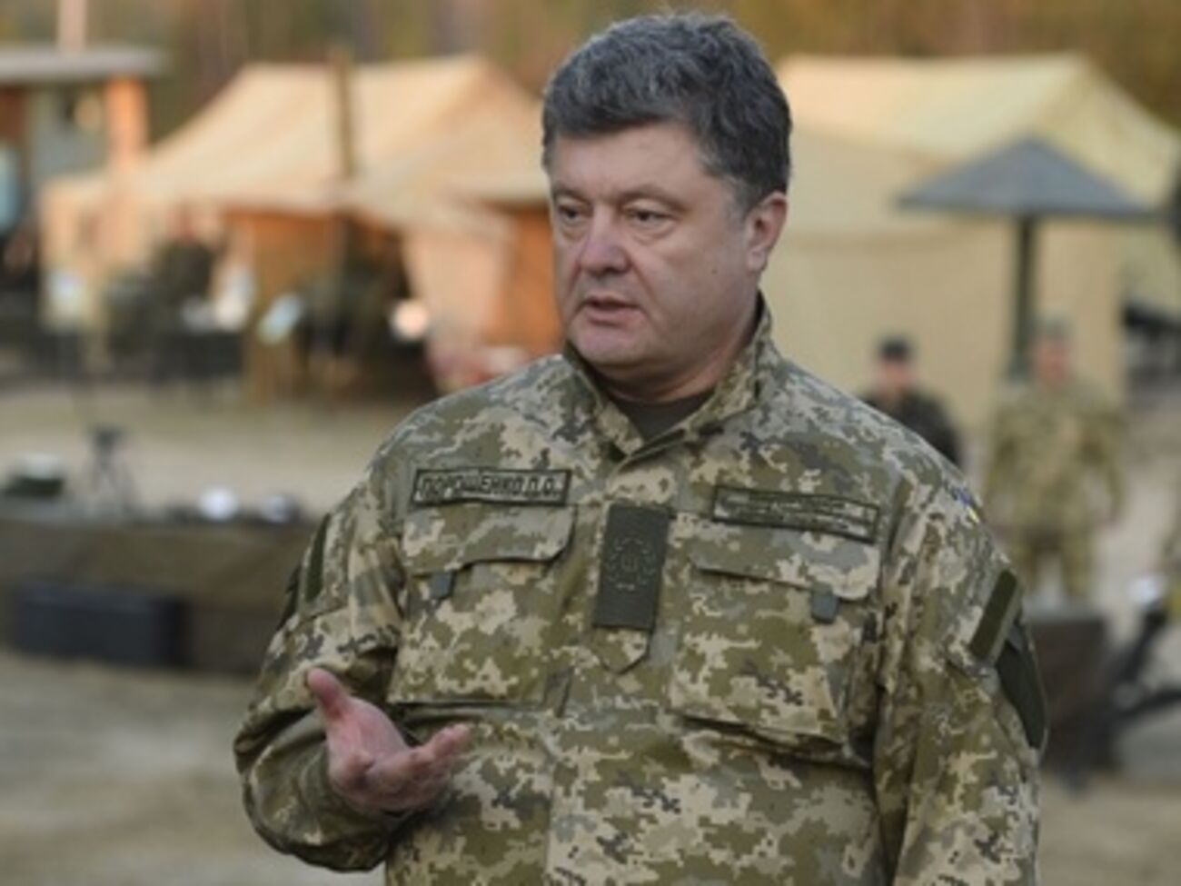 Порошенко поручил обеспечить протезирование раненных военных за границей