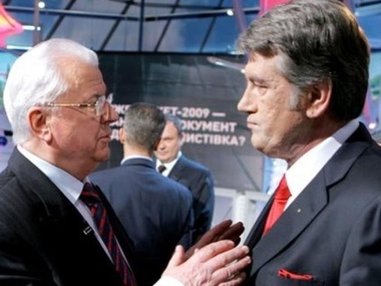 Леонид Кравчук и Виктор Ющенко призвали мир действовать более решительно в решении военного конфликта между Украиной и Россией