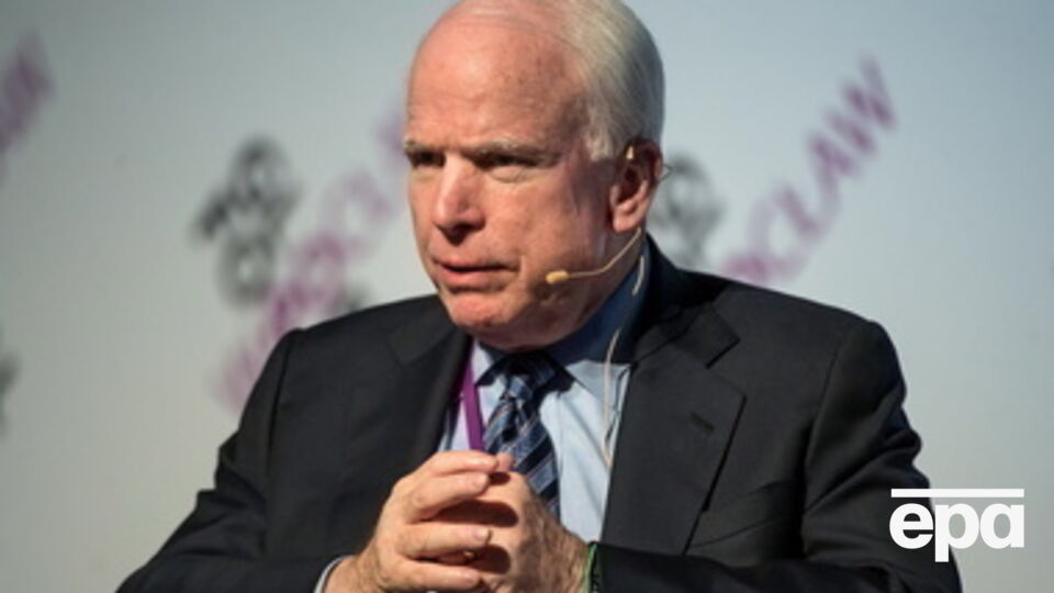 Джон Маккейн: Украинцы умирают, в то время как мы даже не даем им оружия для защиты
