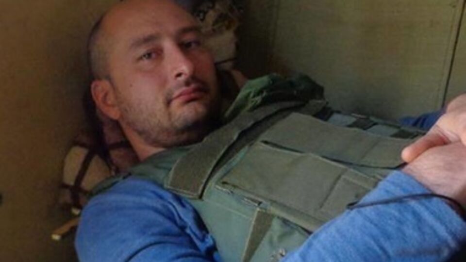 Аркадий Бабченко: РФ посылает Новороссии всякое старье, чтобы та усердно теряла его в безумных штурмах