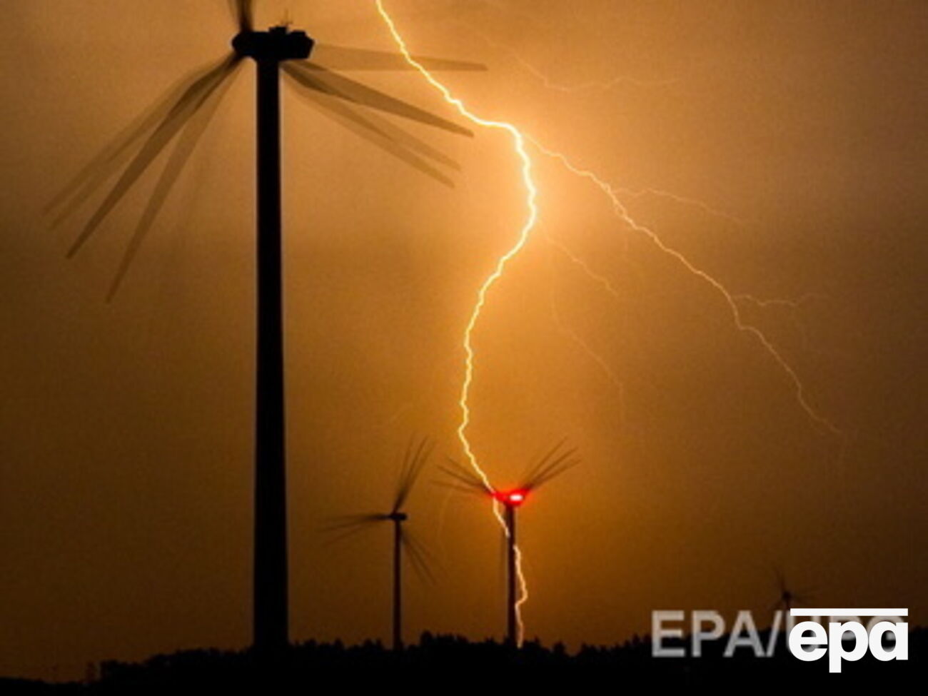 Повышение температуры влияет на количество грозовых ударов