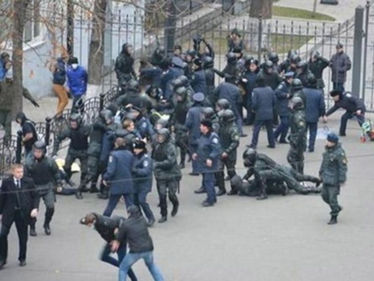 Активисты&nbsp;представились "Самообороной Майдана" и "Нарнией"