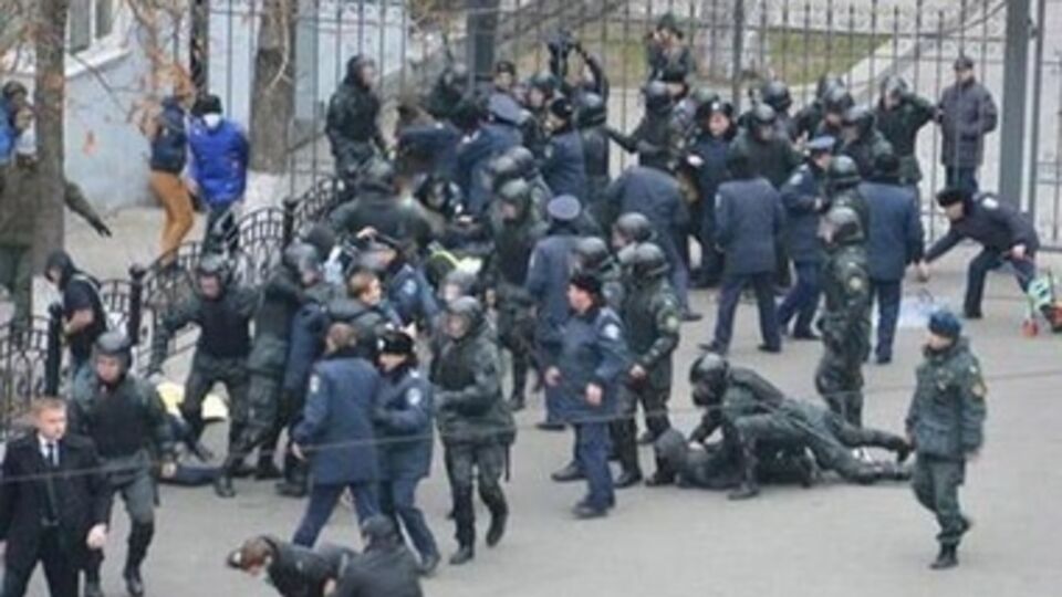 Активисты представились "Самообороной Майдана" и "Нарнией"