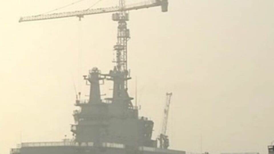 Вертолетоносец все еще официально принадлежит Франции