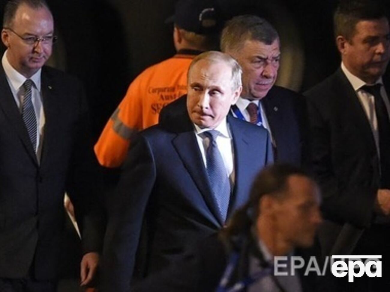 Путина поприветствовали помощник министра обороны Стюарт Роберт и губернатор Квинсленда Пол де Джерси