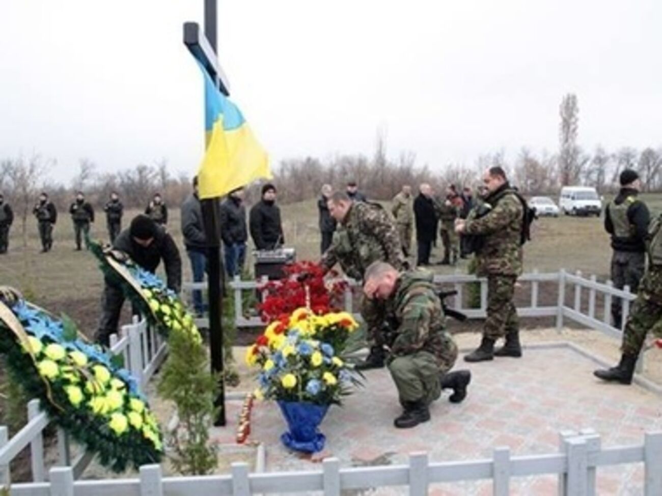 Памятник открыли на месте падения вертолета