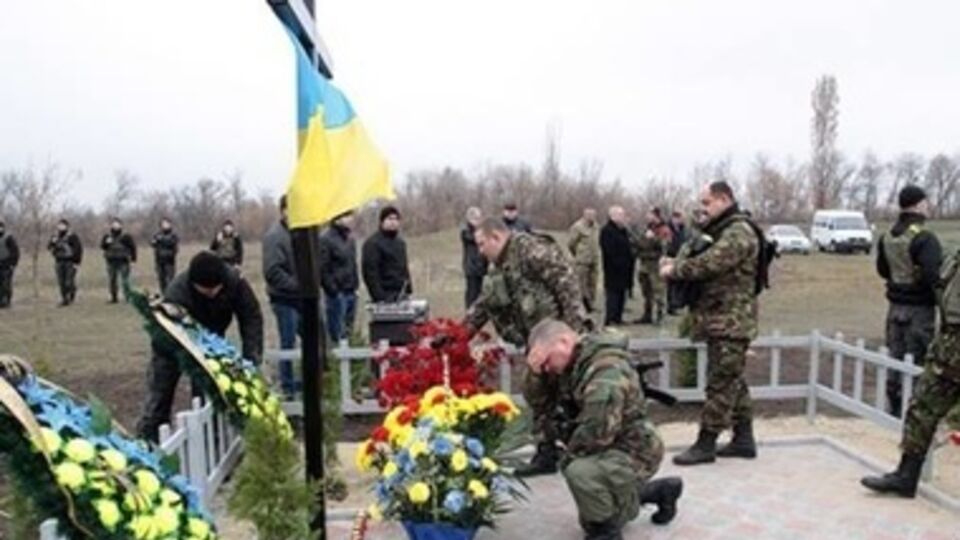 Памятник открыли на месте падения вертолета