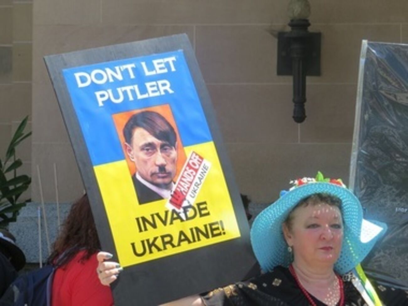 На акцию собралось несколько сотен человек