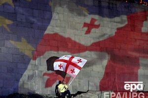 Некоторые демонстранты несли портреты президента РФ Владимира Путина с подписью "Остановим Россию"