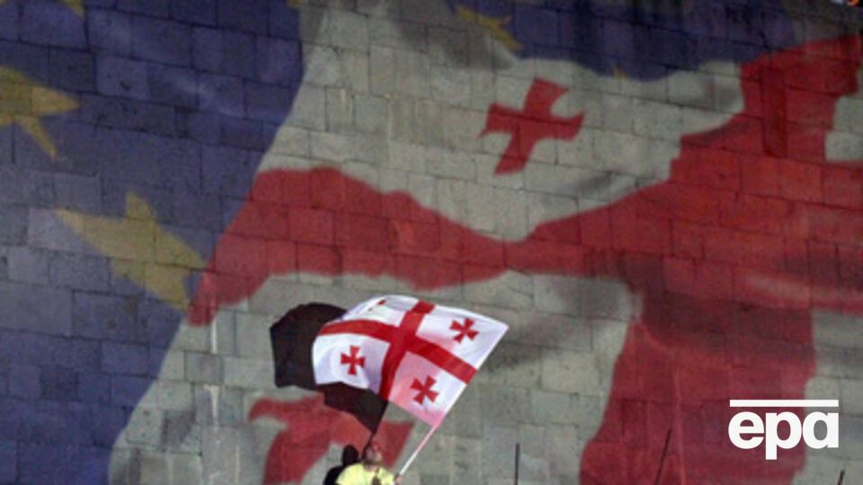 Некоторые демонстранты несли портреты президента РФ Владимира Путина с подписью "Остановим Россию"