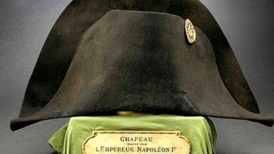 Шляпа, которую Наполеон носил во время битвы при Маренго в 1800 году --- часть коллекции королевской семьи Монако