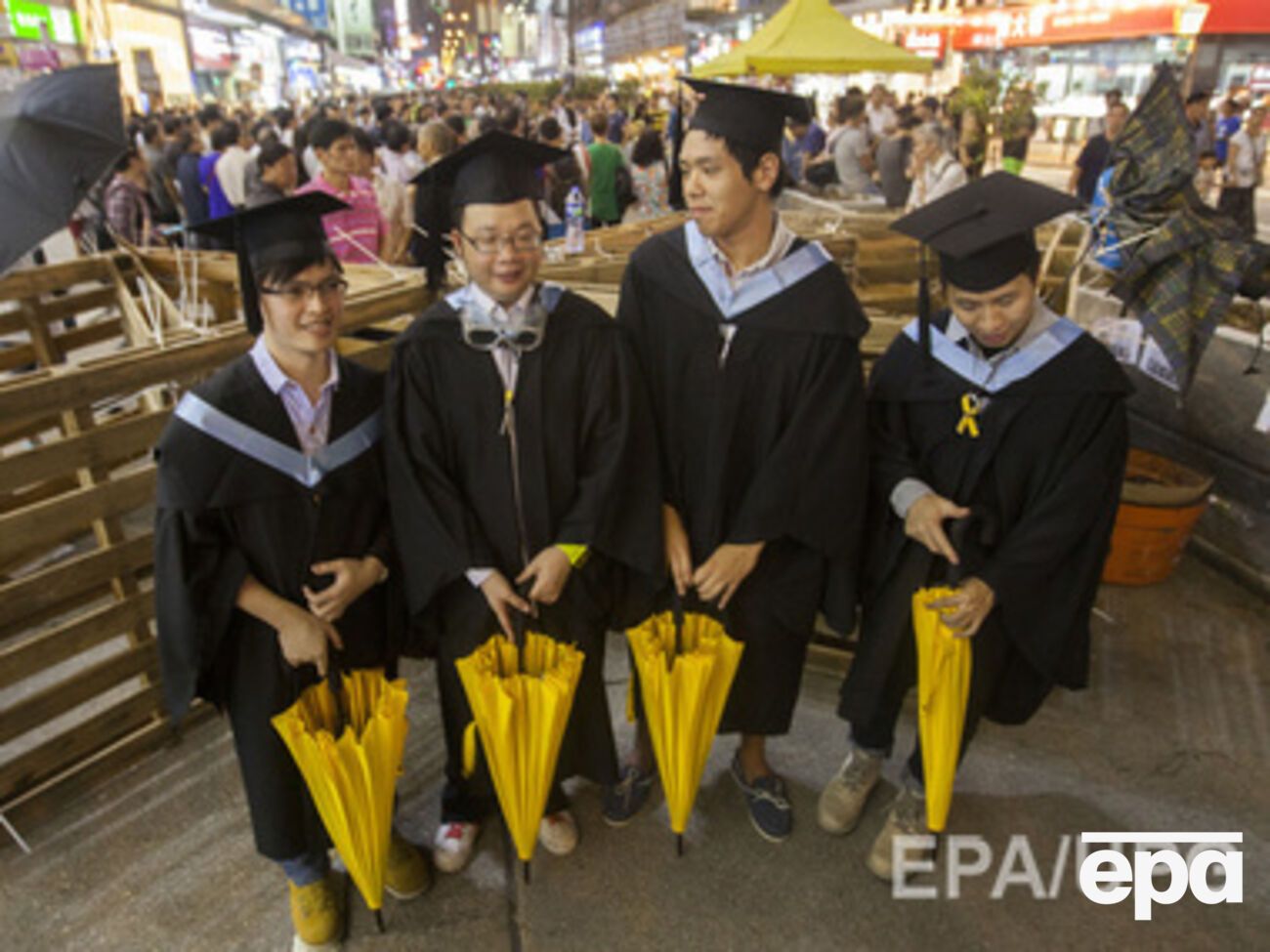Трех лидеров студенческих протестов в Гонконге не выпустили на территорию материкового Китая