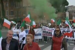 Недовольство населения работой Марино и его лояльной политикой в отношении беженцев может привести к активизации ультраправых и экстремистских групп