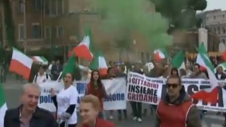 Недовольство населения работой Марино и его лояльной политикой в отношении беженцев может привести к активизации ультраправых и экстремистских групп