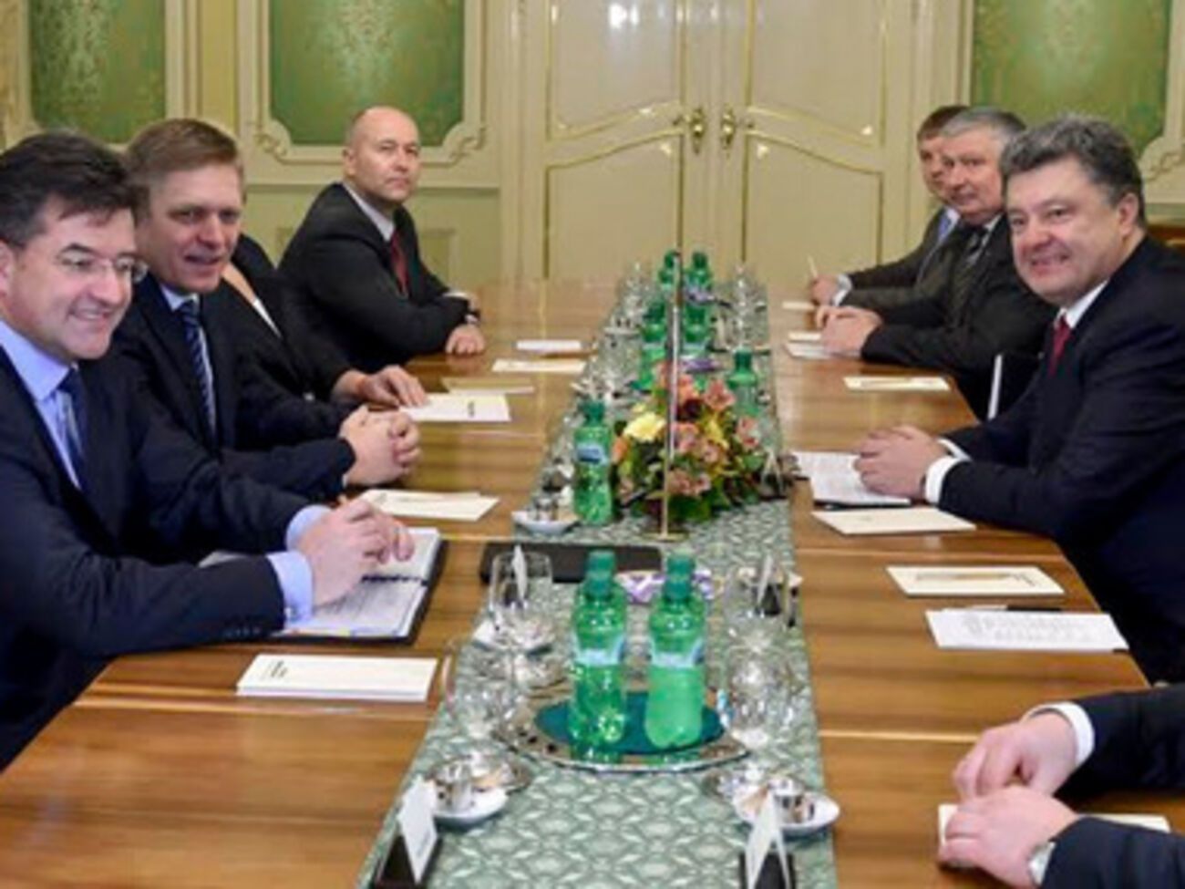 Премьер-министр Словакии Роберт Фицо (второй слева) и президент Украины Петр Порошенко в Братиславе