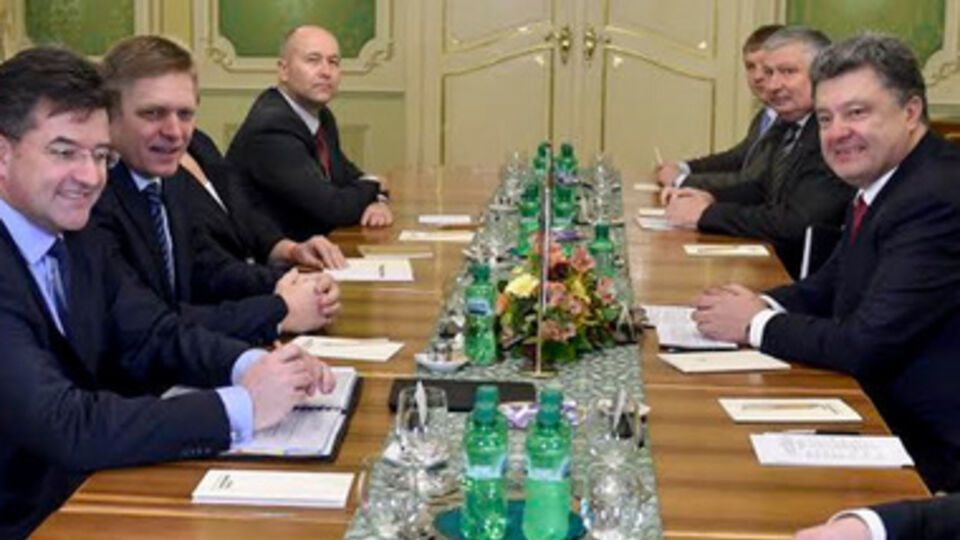 Премьер-министр Словакии Роберт Фицо (второй слева) и президент Украины Петр Порошенко в Братиславе