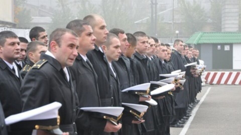 В чествовании памяти героически павших морпехов приняли участие представители командования украинских ВМС, экипажи кораблей и судов и ветераны ВСУ