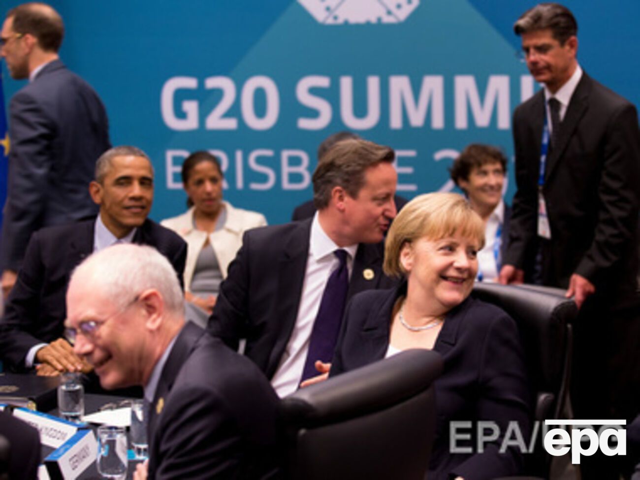 Канцлер Германии Ангела Меркель в окружении мировых лидеров в Брисбене