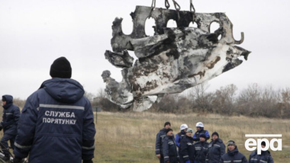 Обломки поднимают с помощью кранов