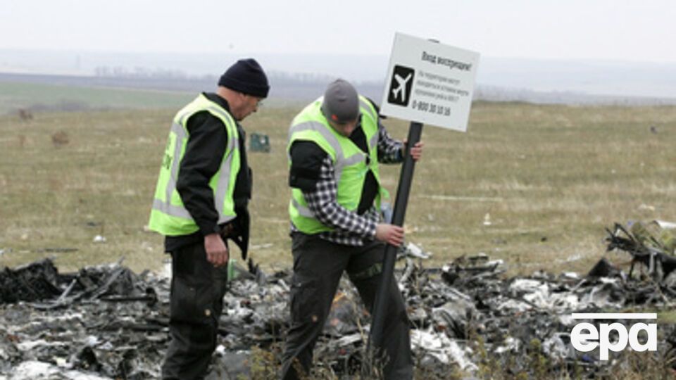 На месте крушения малайзийского авиалайнера нашли останки тел