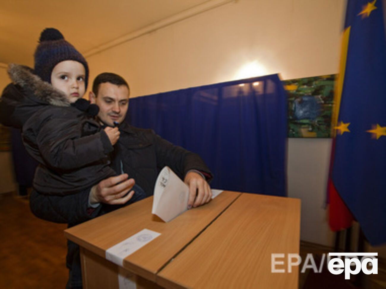 Голоса румынских избирателей разделились практически поровну