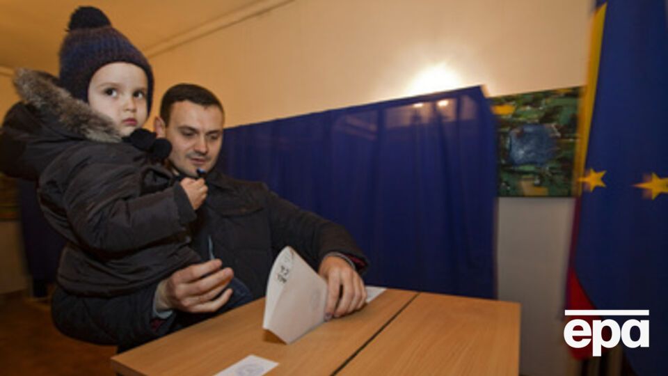 Голоса румынских избирателей разделились практически поровну