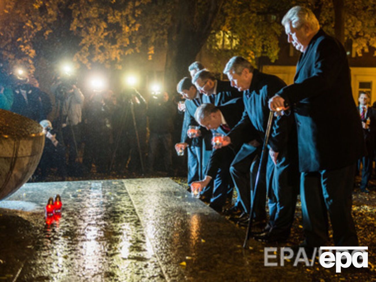 Президенты Украины, Германии, Венгрии, Словакии, Польши и Чехии у мемориала Бархатной революции