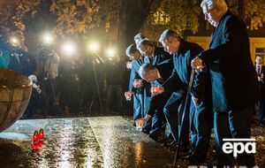 Президенты Украины, Германии, Венгрии, Словакии, Польши и Чехии у мемориала Бархатной революции