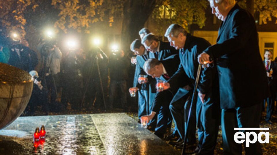 Президенты Украины, Германии, Венгрии, Словакии, Польши и Чехии у мемориала Бархатной революции