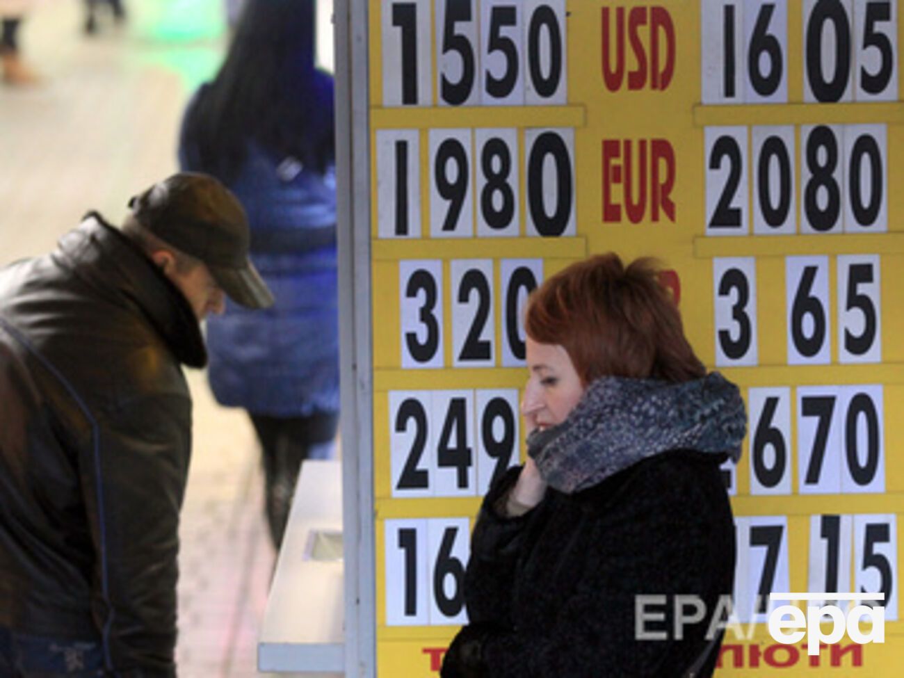 Доллар продолжает дешеветь