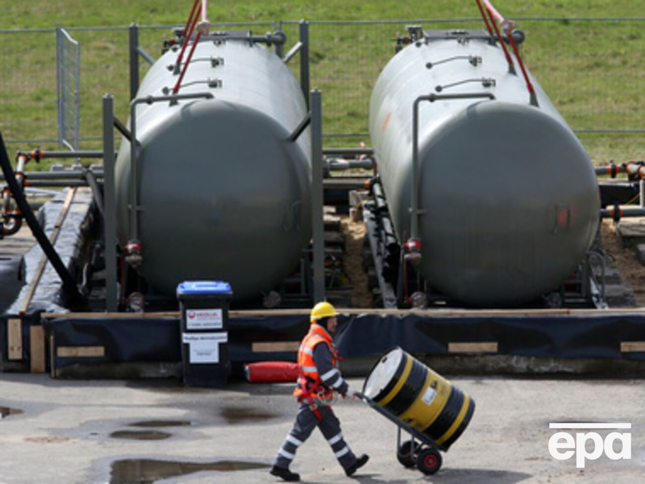 Нефть продолжает дешеветь