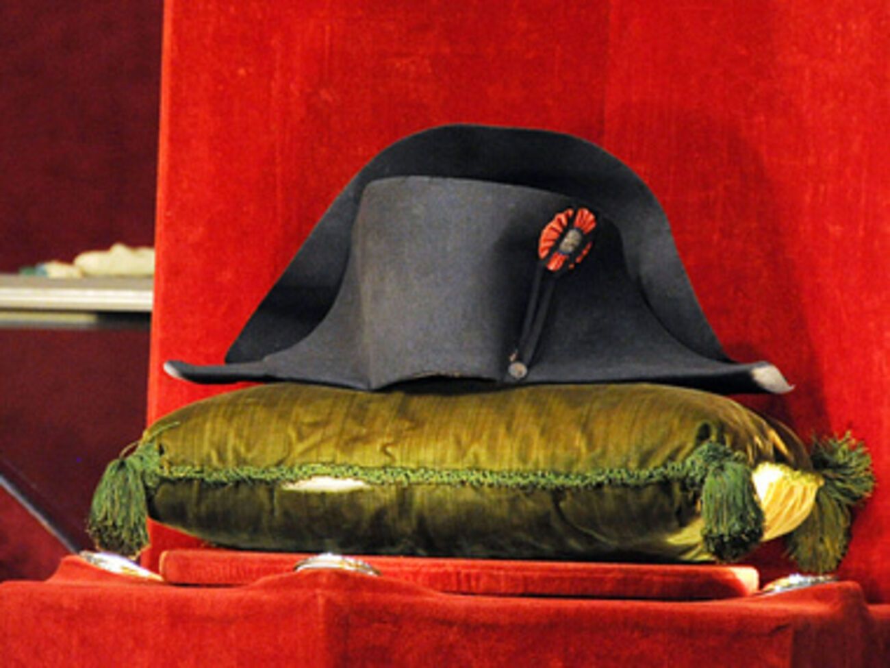 На аукцион было выставлено около тысячи предметов