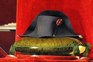 На аукцион было выставлено около тысячи предметов