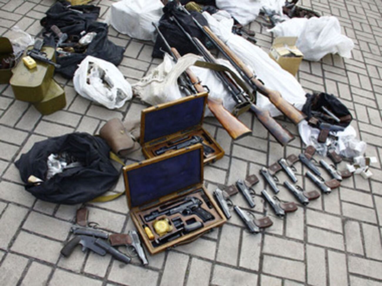 Сотрудники МВД обезвредили склад оружия на территории боевиков. Фоторепрортаж