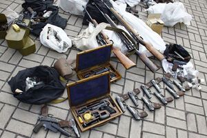 Сотрудники МВД обезвредили склад оружия на территории боевиков. Фоторепрортаж