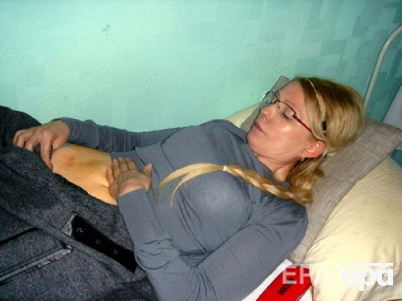 Сотрудники колонии ударили Тимошенко в живот, чтобы заставить выйти из камеры