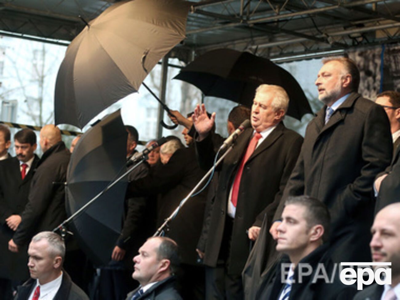 Охране Земана пришлось закрывать президента зонтиками