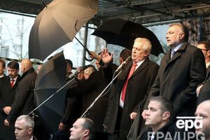Охране Земана пришлось закрывать президента зонтиками