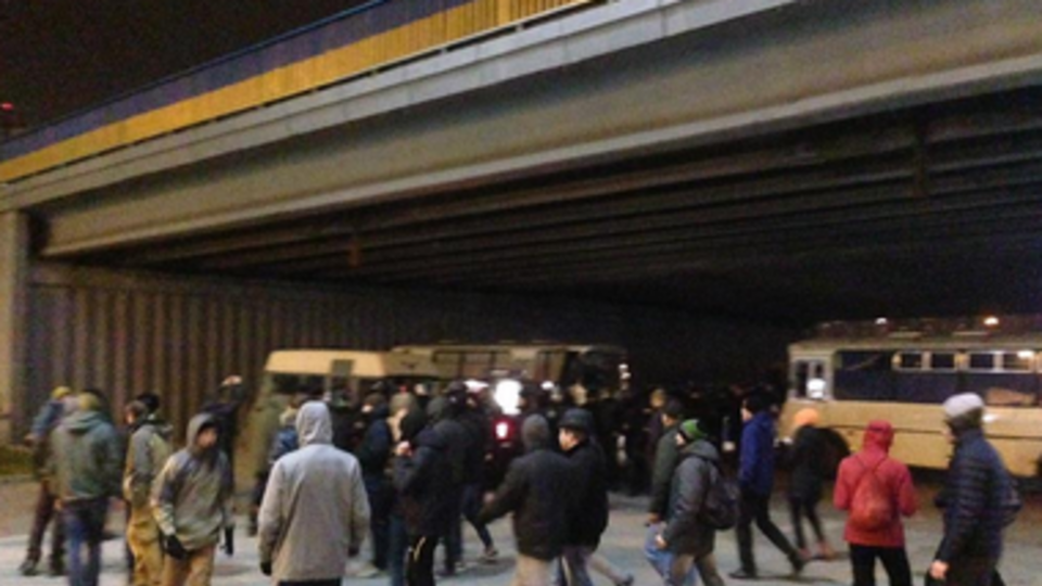 Активисты пытаются помешать милиции отвезти задержанных