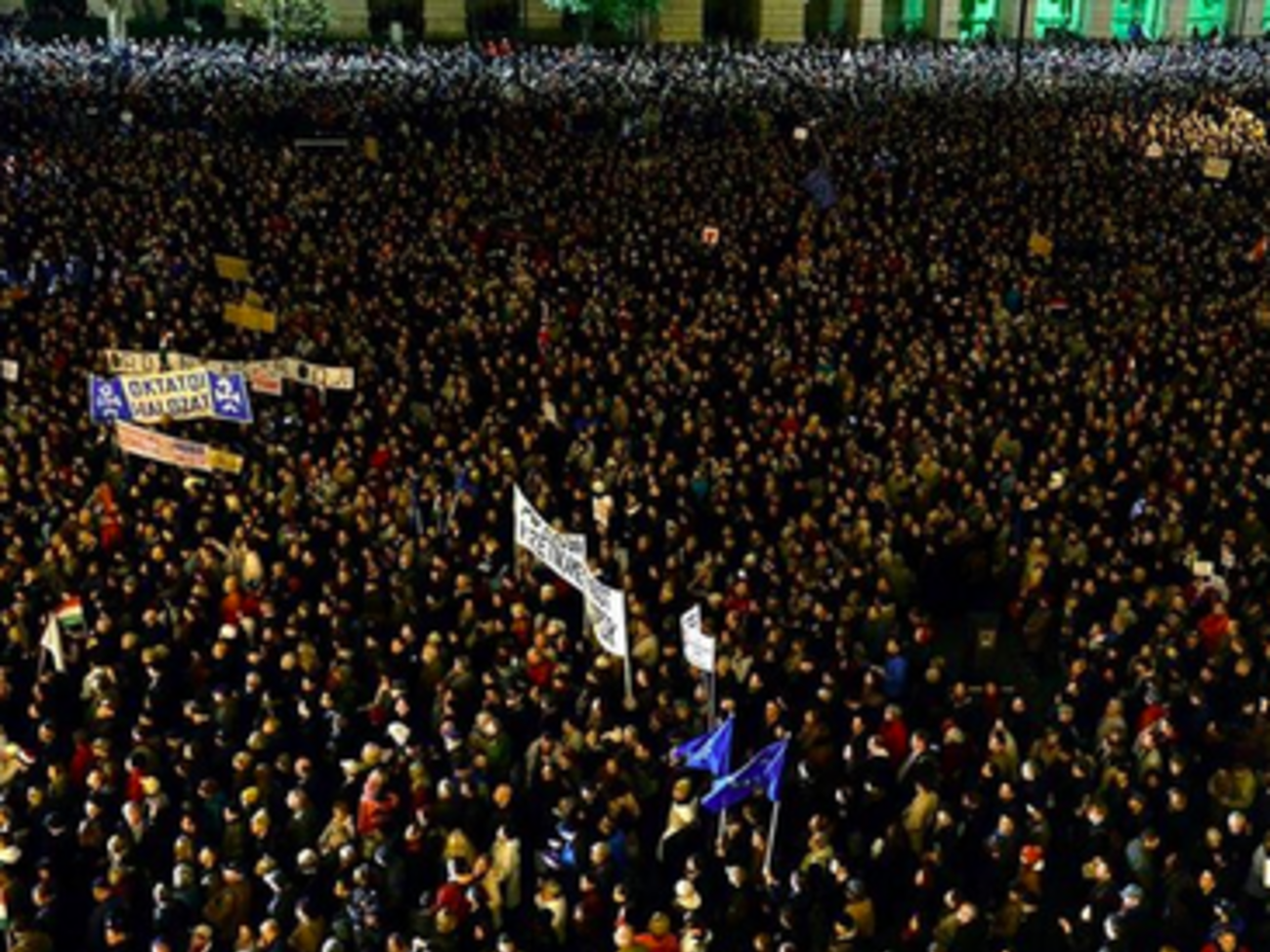 Венгры выразили недовольство своим премьером